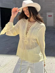 Bluse mit Schleife und ausgestellten Ärmeln