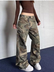 Gewaschene Camouflage-Cargohose mit Falten