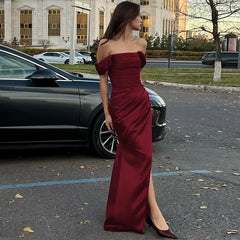 Ein-Schulter-Abendkleid mit Schnürung und Schlitz
