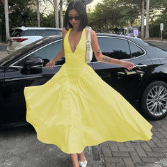 Ballkleid mit tiefem V-Ausschnitt, Neckholder und Falten