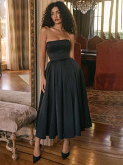 Plissiertes, trägerloses A-Linien-Midikleid