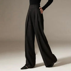 Drapierte, eng anliegende Hose mit weitem Bein