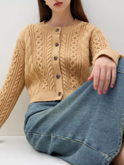 Kurzstrickjacke mit gedrehtem Blumenmuster