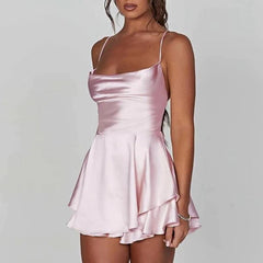 Rückenfreies Satin-Minikleid mit ausgestelltem Rock 