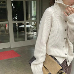 Rollkragen-Strickjacke aus dicker Wolle