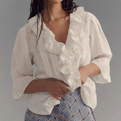 Bluse mit Rüschenbesatz und Schweizer Punktmuster
