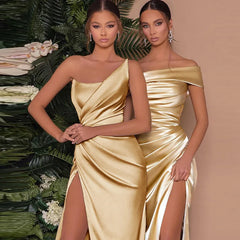 Maxikleid aus Satin mit einem Schulterausschnitt und Schlitz