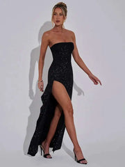 Glitzerndes, trägerloses Midikleid mit Schlitz