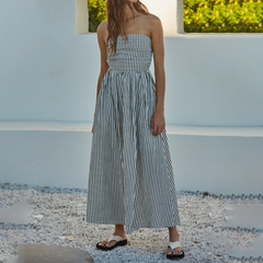 Gestreiftes, trägerloses, fließendes Midi-Kleid