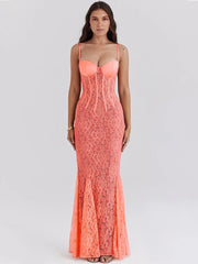 Figurbetontes Kleid aus floraler Spitze mit Spaghettiträgern