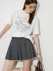 T-Shirt mit geripptem Halsausschnitt und Blumenmuster sowie Buchstabenapplikationen