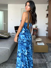 Blau gemustertes Neckholder-Schnürkleid für den Urlaub