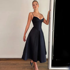 Schwarzes, einfarbiges Korsett-Abendkleid mit langen Trägern
