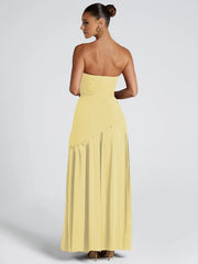 Rückenfreies, geschlitztes, trägerloses Maxikleid mit Schleife