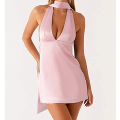 Neckholder-Kleid aus Seide mit offenem Rücken und Schal, figurbetont