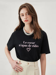 Schwarzes T-Shirt mit Buchstabenprint an der Schulter