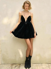 Samt-Spaghetti-Minikleid mit tiefem V-Ausschnitt