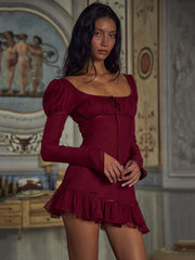 Rüschenkleid mit Schnürung und eckigem Ausschnitt, figurbetont