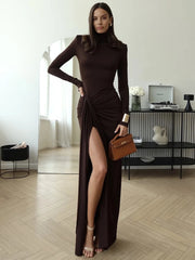 Figurbetontes Kleid mit Rollkragen, drapierten Ärmeln und Schlitz