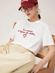 Schwarzes T-Shirt mit Buchstabenprint an der Schulter