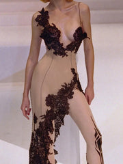 Midikleid aus Spitze mit V-Ausschnitt und Schlitz