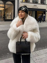 Streetwear-Mantel mit flauschigem Fuchspelzrevers