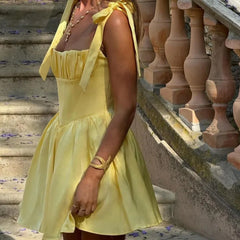 Gelbes Neckholder-Minikleid mit Falten
