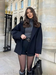 Burgunderfarbener, langer Wollmantel mit lockeren Taschen