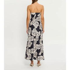 Schulterfreies, geblümtes Schlauchkleid für den Urlaub