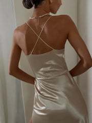 Satin-Midikleid mit rückenfreiem Schlitz