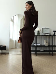 Figurbetontes Kleid mit Rollkragen, drapierten Ärmeln und Schlitz