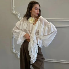 Sommerliche weiße Chiffonbluse mit Rüschen und V-Ausschnitt