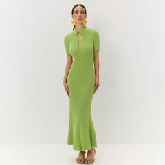 Strickkleid mit kurzen Ärmeln und asymmetrischem Saum, Midi-Länge
