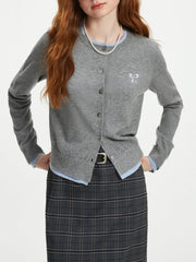 Strickjacke mit Schleife und Kontrastnähten