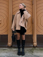 Burgunderfarbener, langer Wollmantel mit lockeren Taschen