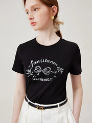 Schwarzes Slim-Fit-T-Shirt mit Schleifen- und Buchstabenprint