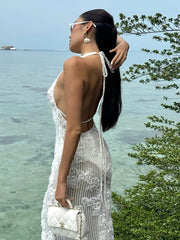 Rückenfreies, gerafftes Neckholder-Maxikleid mit Rüschen