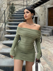 Schulterfreies, gerafftes, schmal geschnittenes Minikleid
