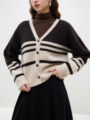 Kurzer Wollcardigan mit rosa Streifen und V-Ausschnitt