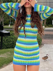 Gestreiftes, rückenfreies Minikleid mit langen Ärmeln