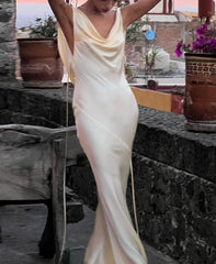 Figurbetontes Kleid aus Satinspitze mit Spaghettiträgern