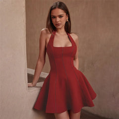 Rotes Neckholder-Abendkleid mit hohem Bund