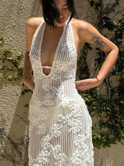Rückenfreies, gerafftes Neckholder-Maxikleid mit Rüschen