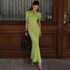 Strickkleid mit kurzen Ärmeln und asymmetrischem Saum, Midi-Länge