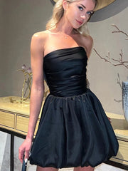 Trägerloses Minikleid mit Rüschen und U-Ausschnitt