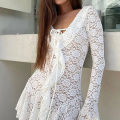 Minikleid aus Spitze mit Rüschen und Bindegürtel