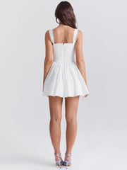 Besticktes, tailliertes Kleid mit V-Ausschnitt