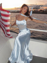 Maxikleid mit tiefem Ausschnitt, Neckholder, Schnürung und Schlitz