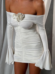 Blumenbesetztes, trägerloses, figurbetontes Kleid mit gerafften Ärmeln und trägerlosem Design