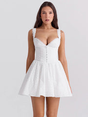 Besticktes, tailliertes Kleid mit V-Ausschnitt